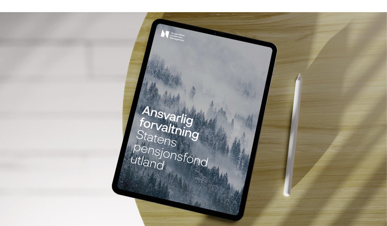 Et nettbrett som viser forsiden av rapporten om ansvarlig forvaltning av Statens pensjonsfond utland 2024.