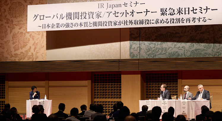 Tre personer på scenen under seminar i regi av IR Japan i Tokyo.