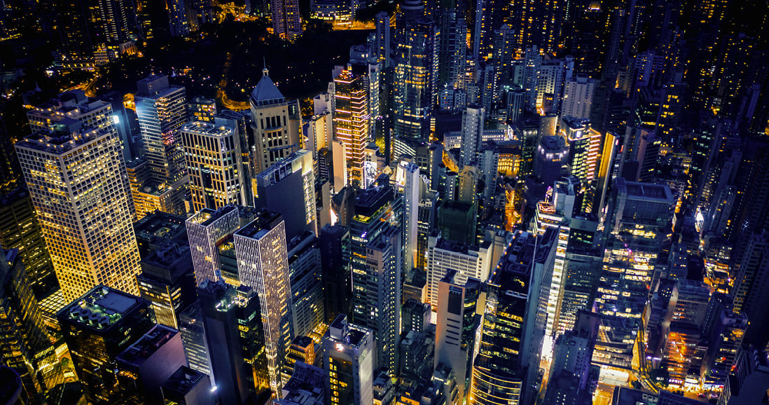 Sky scrapers at night. Foto: Getty Images