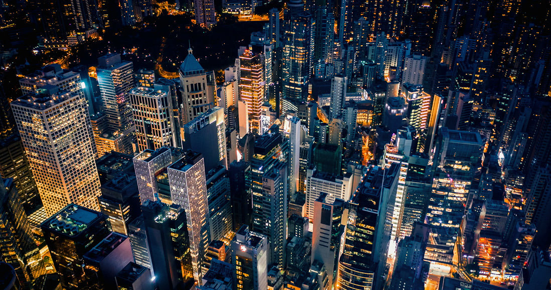 Sky scrapers at night. Foto: Getty Images